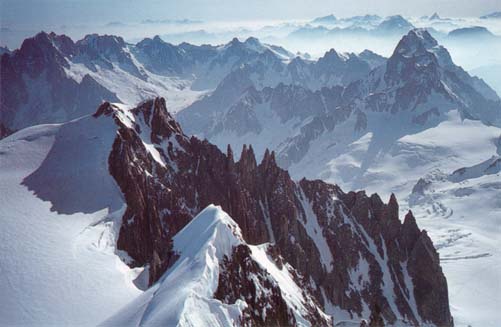 Panorama w kierunku wschodnim z wierzchołka Mont Maudit. Fot. Richard Carter